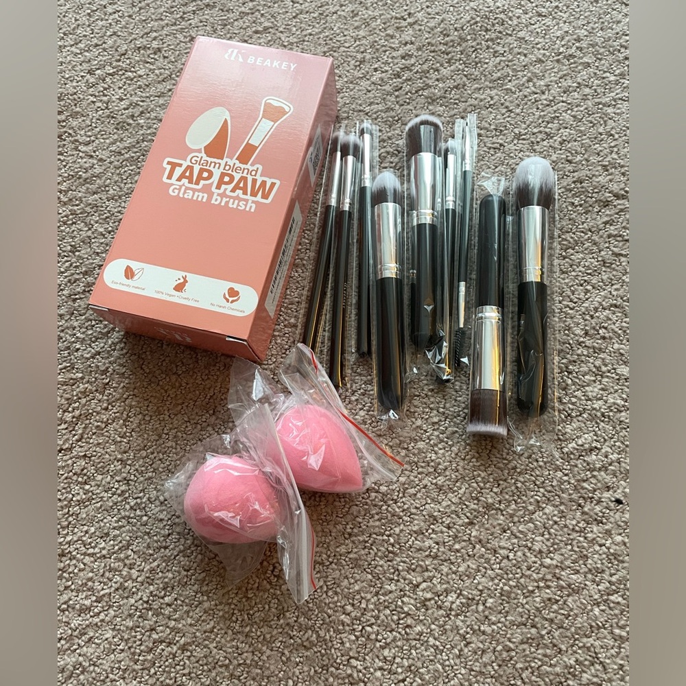Beakey Makeup Brush Set with Pink Beauty Sponges [BUNDLE]